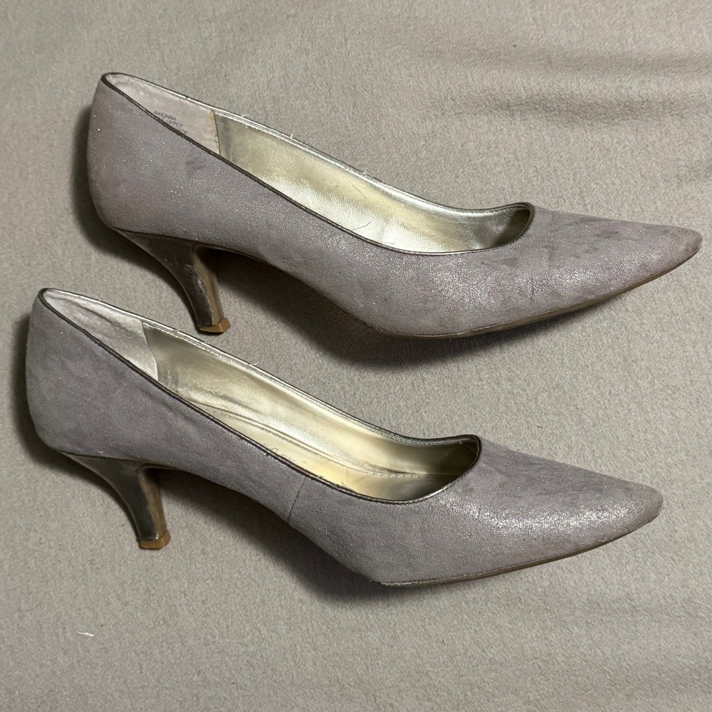 Anne Klein iFlex Akionna Pewter Metallic Pointed Toe Kitten Heel Pumps 8.5M